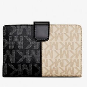 Micheal Kors Medium Wallet